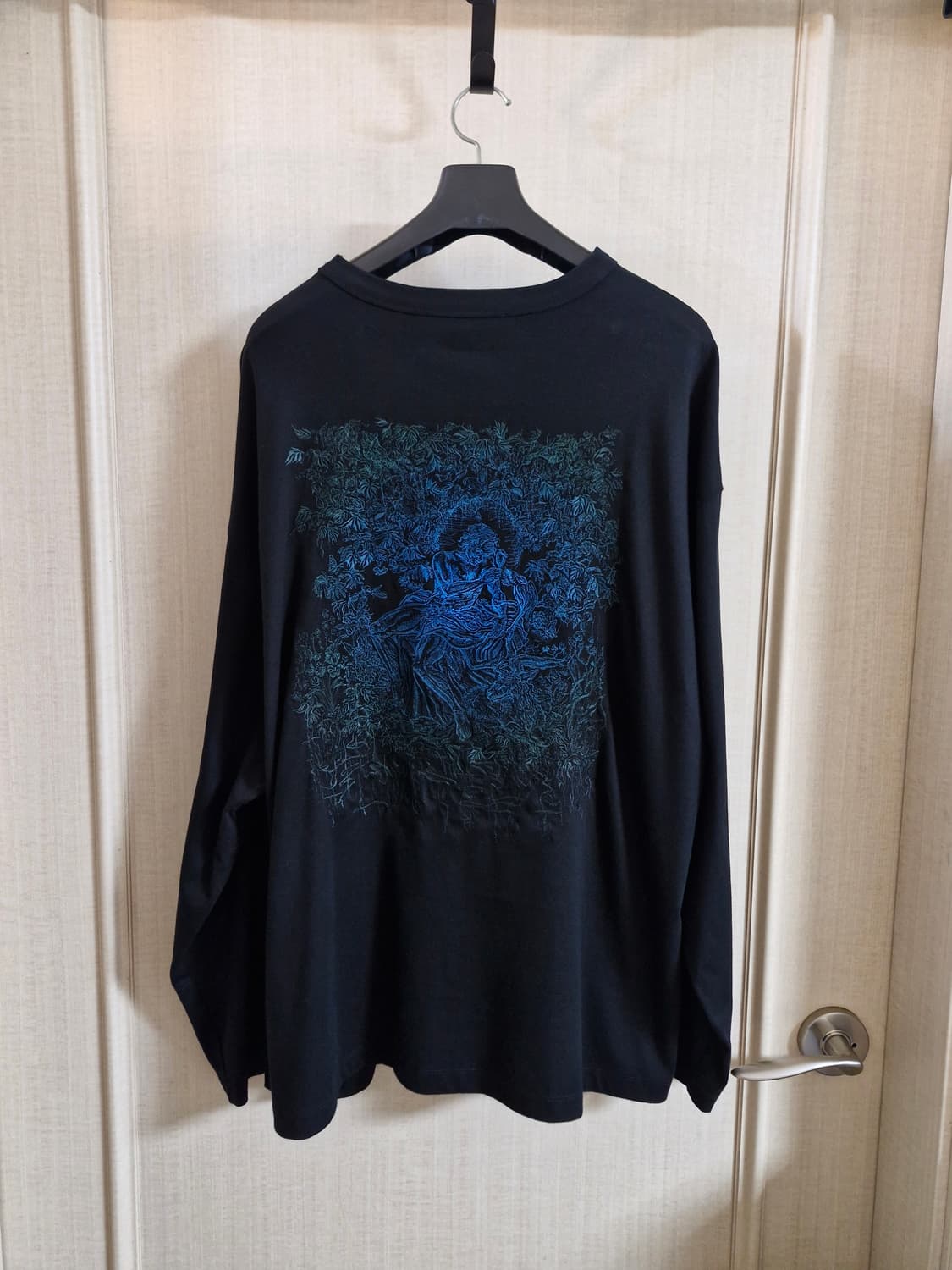 송지오옴므 리플렉션 자수 롱슬리브 긴팔티 블랙 50 상품이미지1