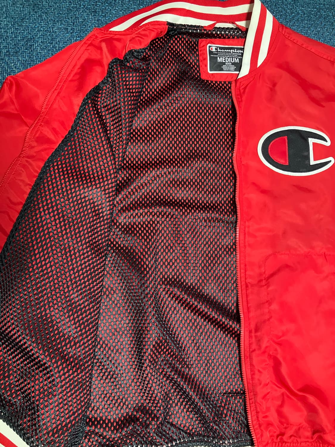 챔피온 레드 빅로고 패치 디테일 바시티 자켓 상품이미지3