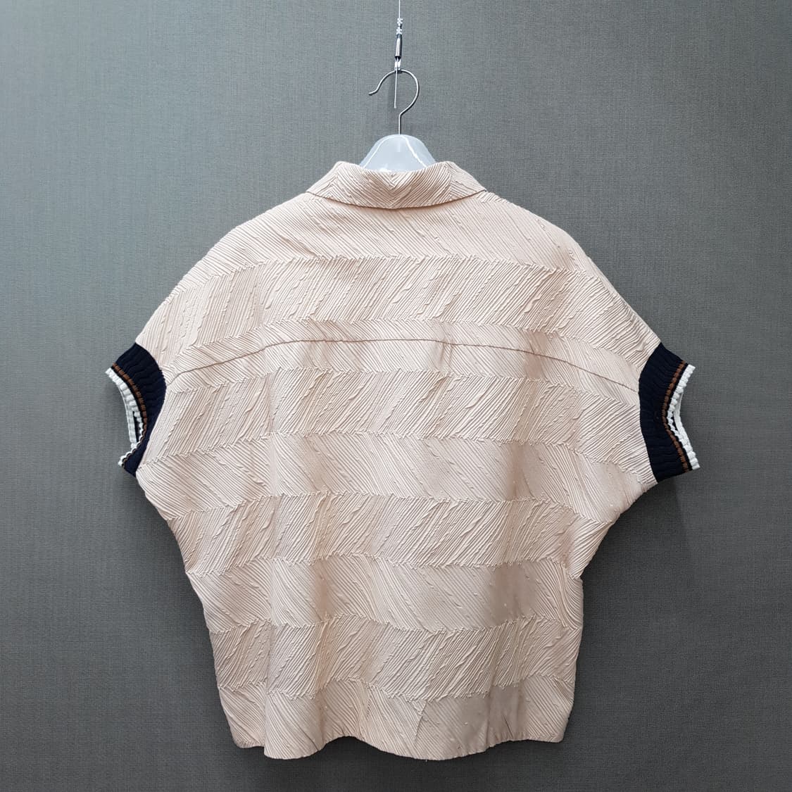 한섬 타임 2021 배색 립라인 텍스처 반팔 블라우스 F사이즈 상품이미지6