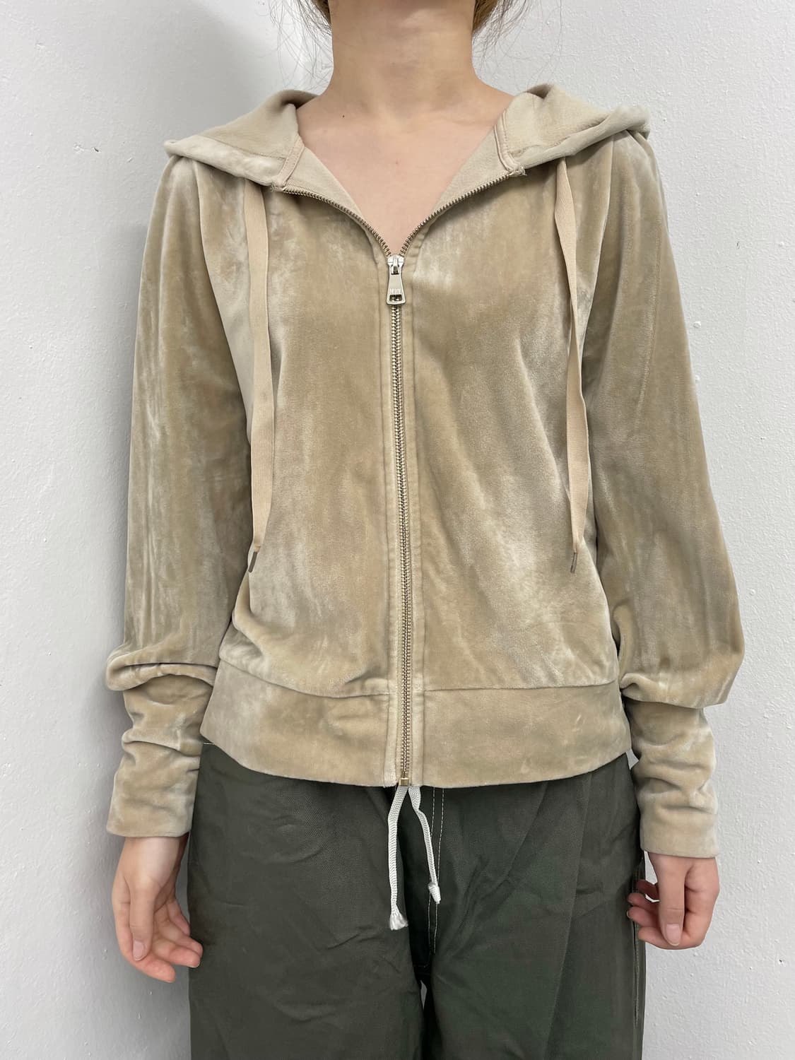 dkny 벨벳 로고 후드집업 상품이미지1