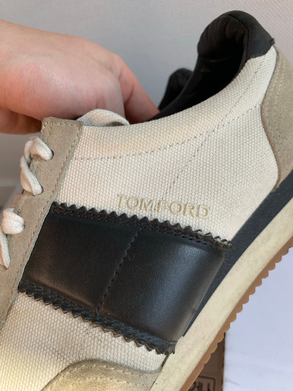 톰포드 스니커즈 검흰 8.5 상품이미지4