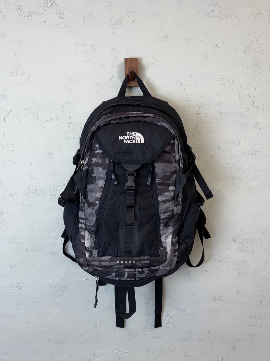 노스페이스 서지 백팩 블랙 카모 상품이미지1