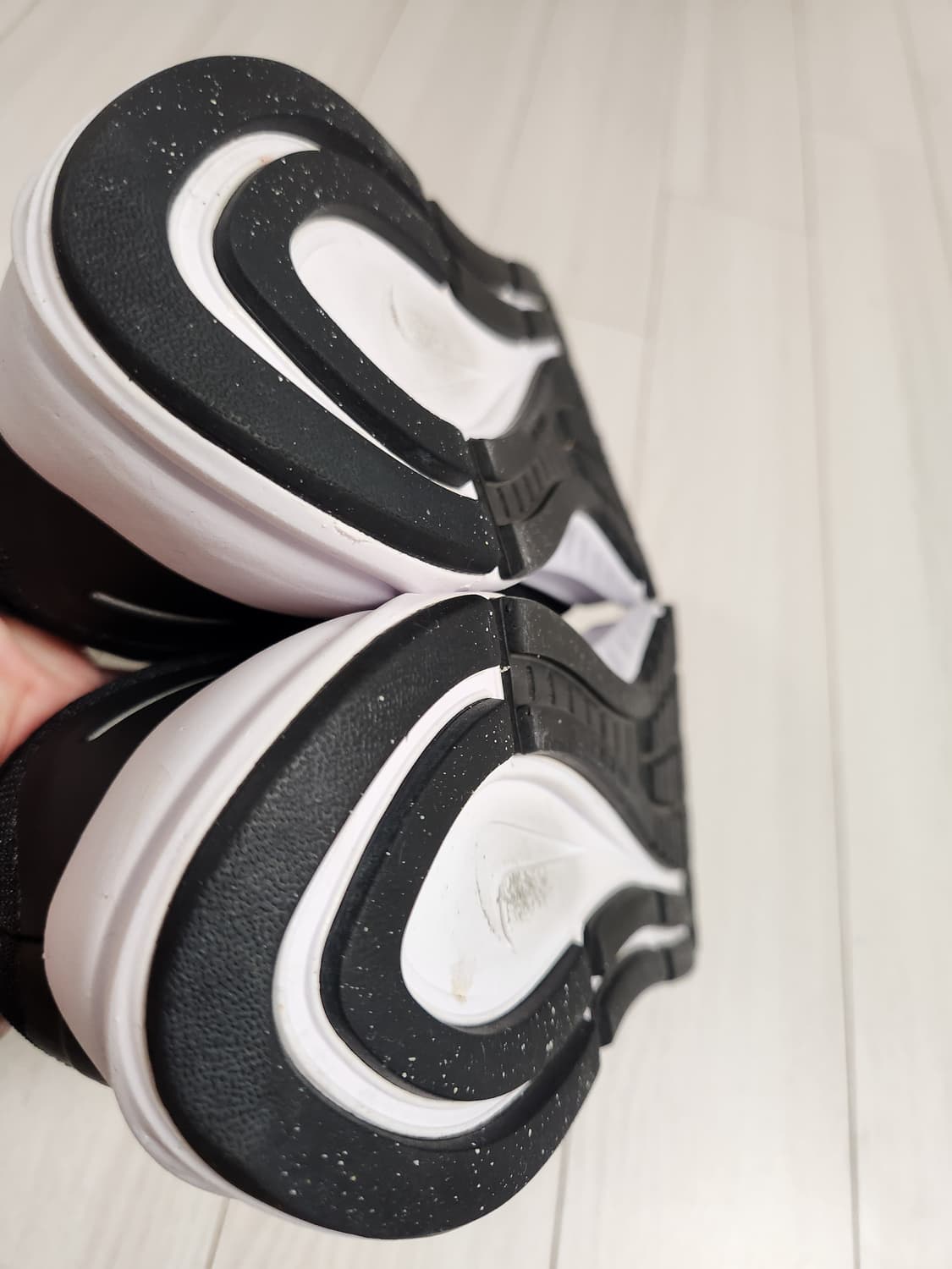 나이키 에어 줌 스트럭처 23 CZ6721-001 사이즈235

러닝화/ 상품이미지8