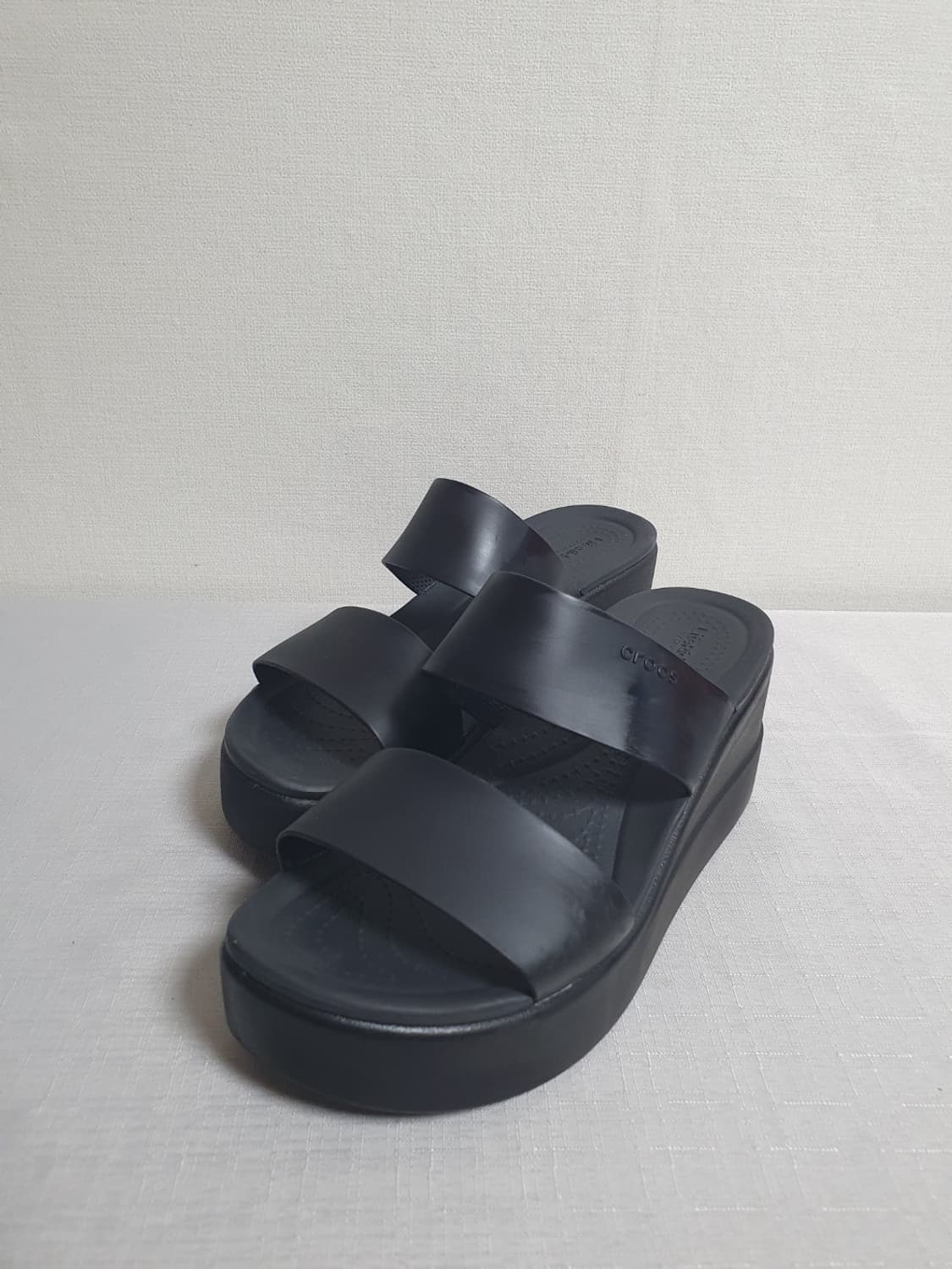 크록스 브루클린 미드 웨지 샌들 블랙 230mm 상품이미지7