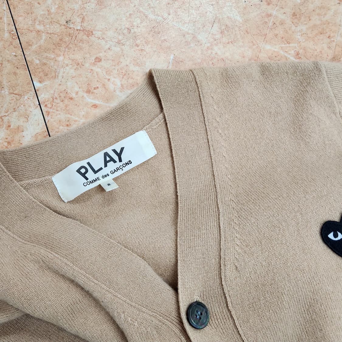 꼼데가르송 PLAY 블랙하트 베이지 가디건 🇯🇵 (M) 상품이미지5