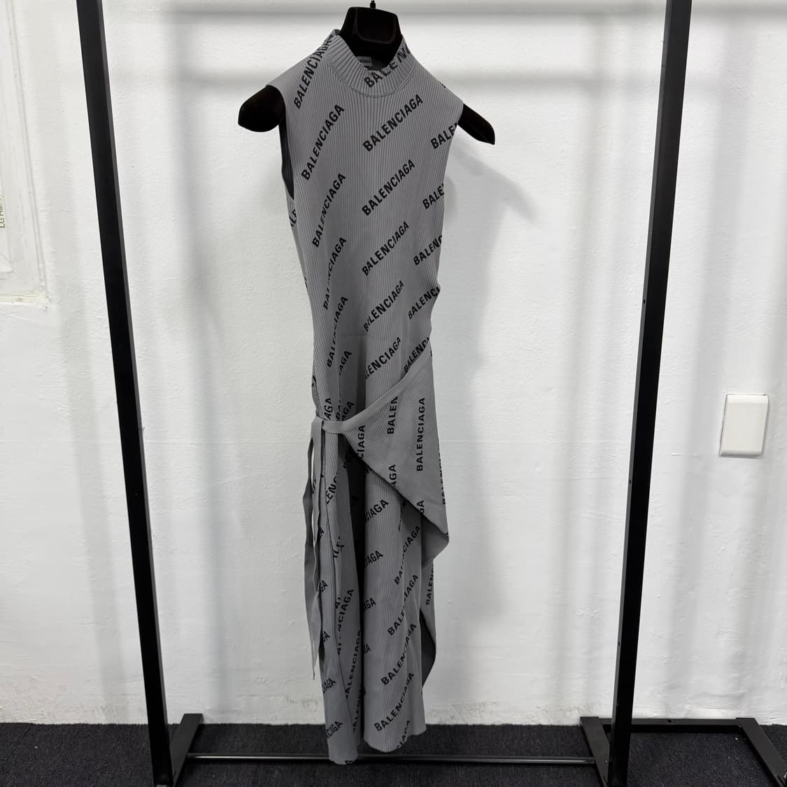 발렌시아가 로고 프린트 랩 민소매 원피스 상품이미지1