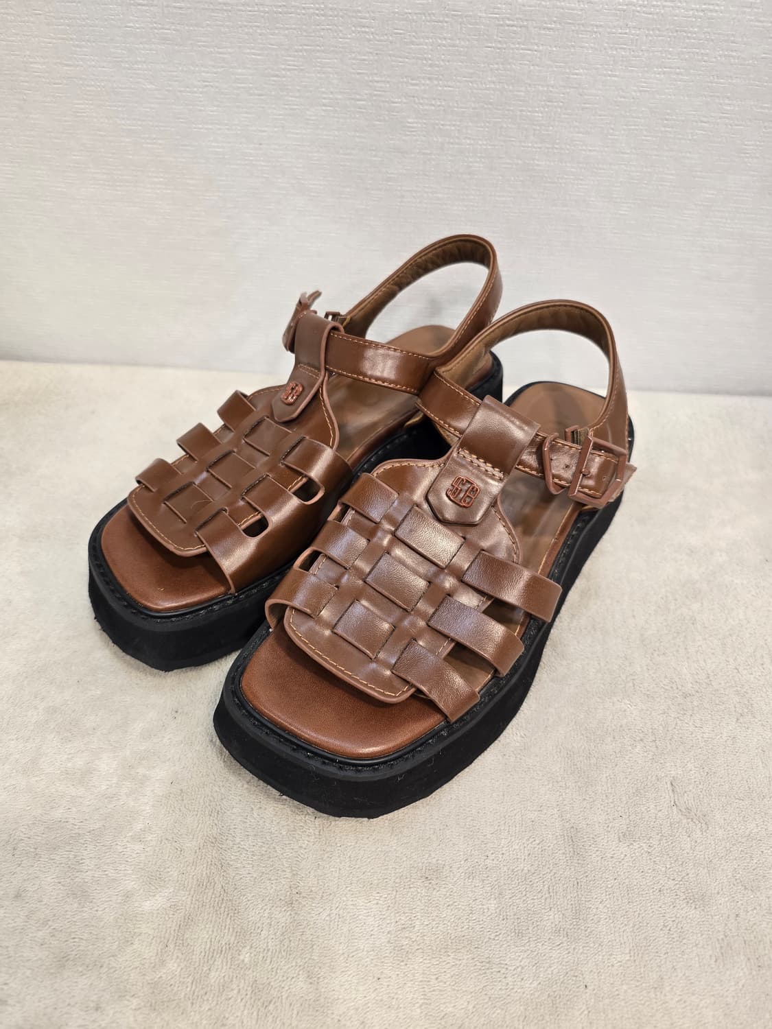 슈콤마보니 피셔맨 브라운 스트랩 플랫폼 샌들 250 상품이미지1