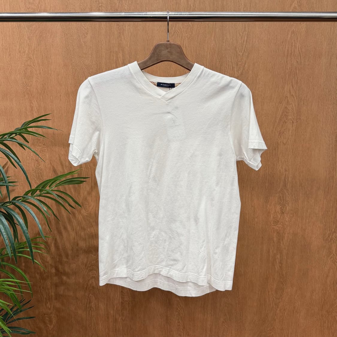 버버리 런던 코튼 반팔 티셔츠 브이넥 무지 디테일 레귤러핏 화이트 상품이미지1