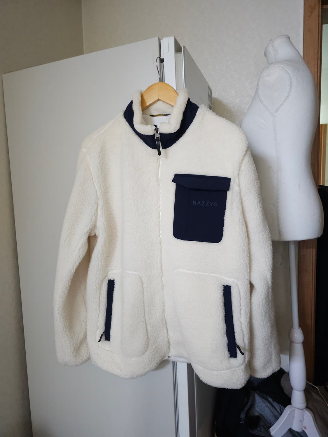 헤지스 아이보리 뽀글이 플리스 자켓 상품이미지1