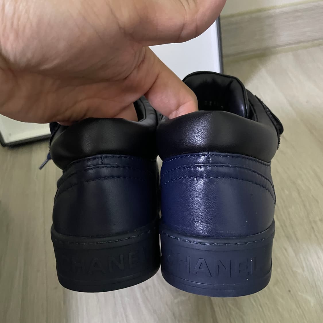 샤넬 로고 벨크로 네이비 스니커즈 (225mm) 상품이미지3