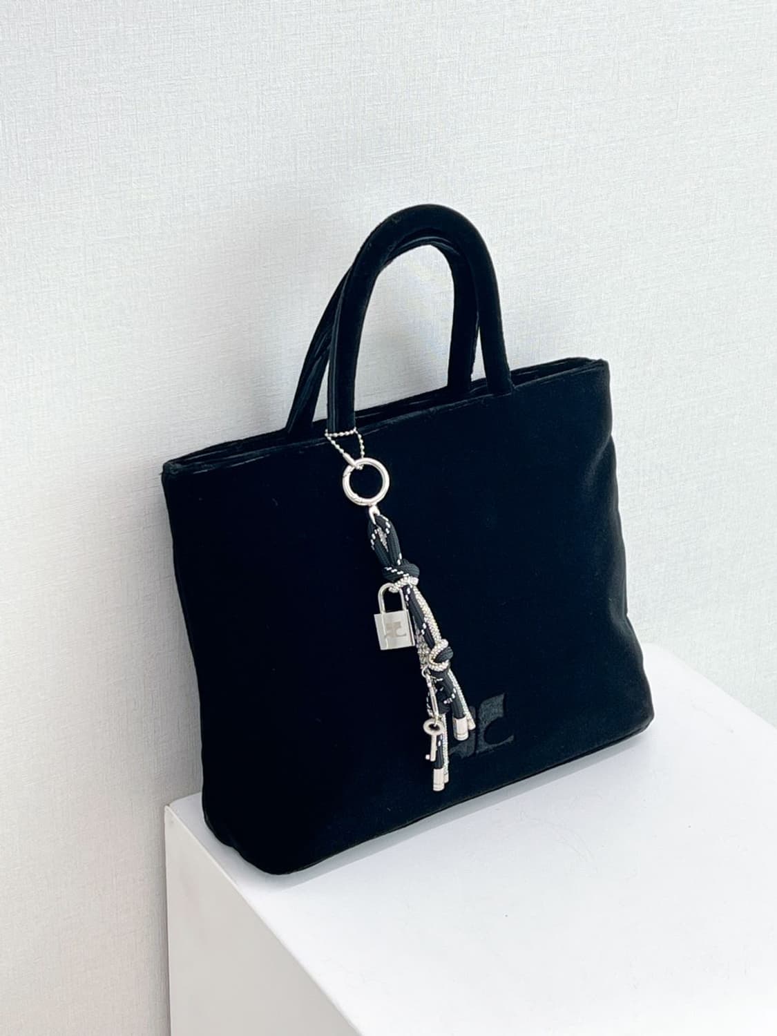 courreges / 꾸레쥬 블랙 벨벳 토트백 상품이미지1