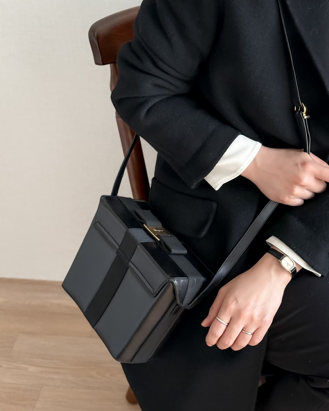 페라가모 클래식 리본 디테일 숄더백 상품이미지3