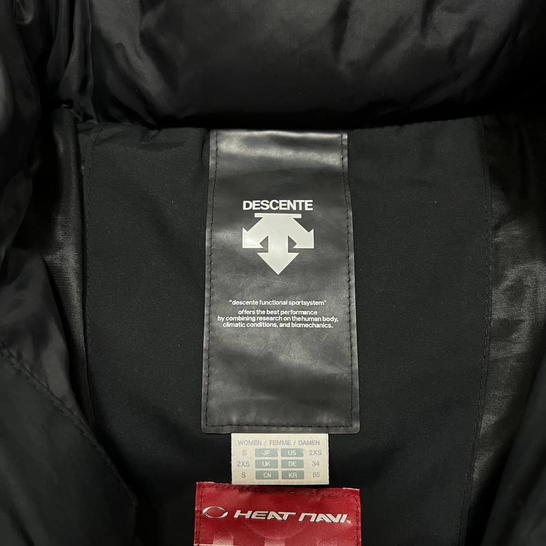 데상트 여성 구스다운 와펜 빅로고 롱패딩 점퍼 [블랙] S/85 상품이미지7