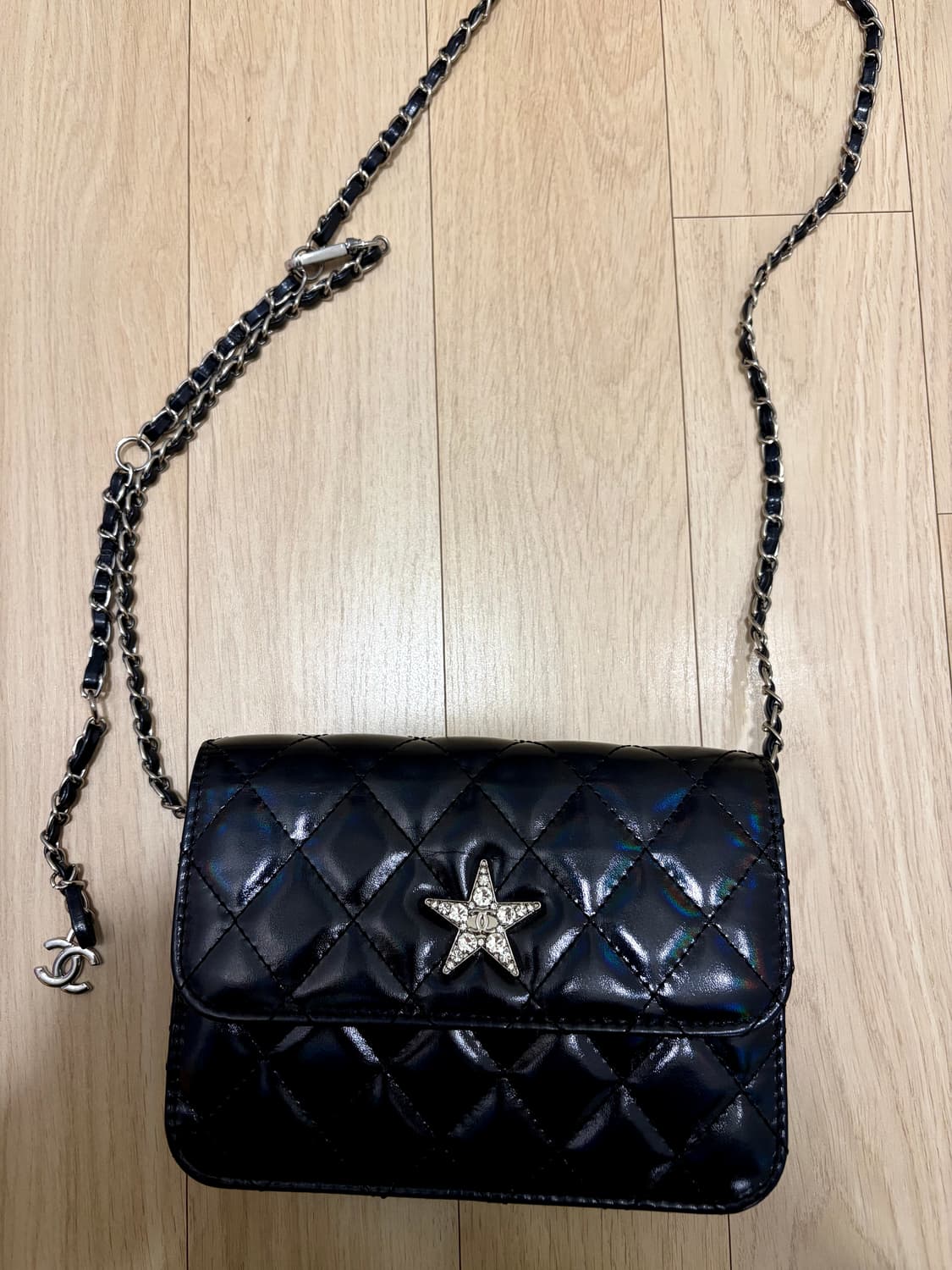 샤넬 에나멜소재 큐빅 크로스백 상품이미지1