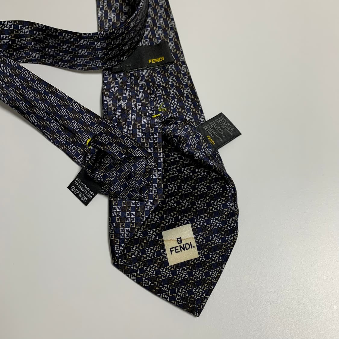 펜디(FENDI) FF모노그램 명품 신형넥타이 A등급 대검뒷면 9.4cm 상품이미지5