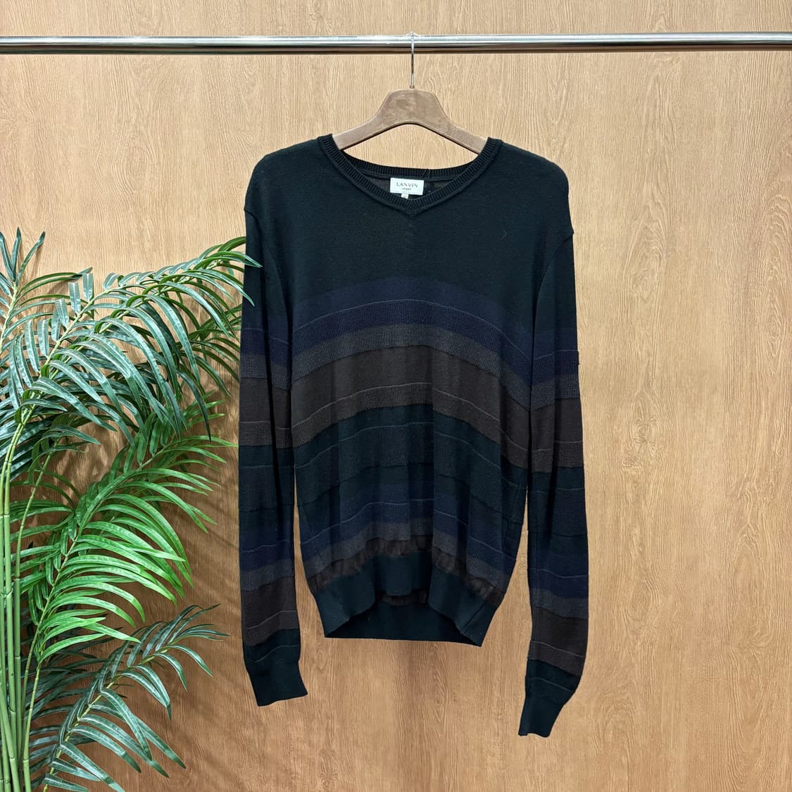 랑방 스포츠 브이넥 울 블렌드 긴팔 니트 스트라이프 패턴 디테일 네이비 상품이미지1