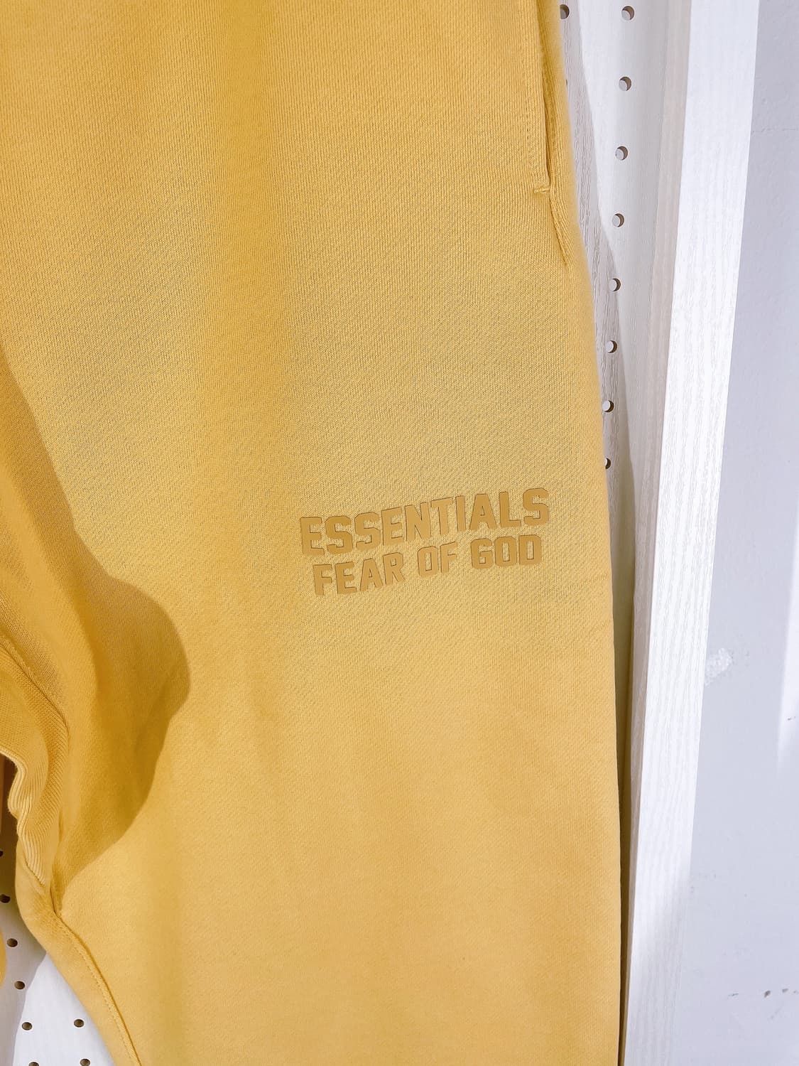 (정품/새상품) 피어 오브 갓 에센셜 옐로우 남성 약기모 스웻 팬츠 상품이미지2