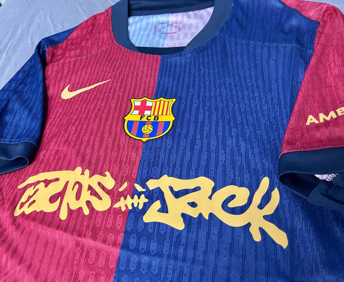 24/25 바르셀로나 홈 트래비스 스캇 콜라보 어센틱 유니폼  상품이미지2