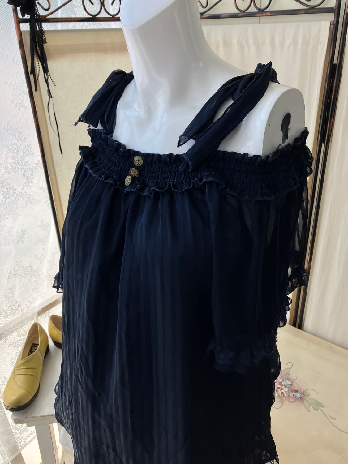 lace shirring strap off-shoulder blouse 상품이미지2