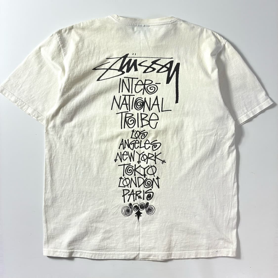 Stussy  스투시 트라이브 스택 화이트 반팔 티셔츠  상품이미지1