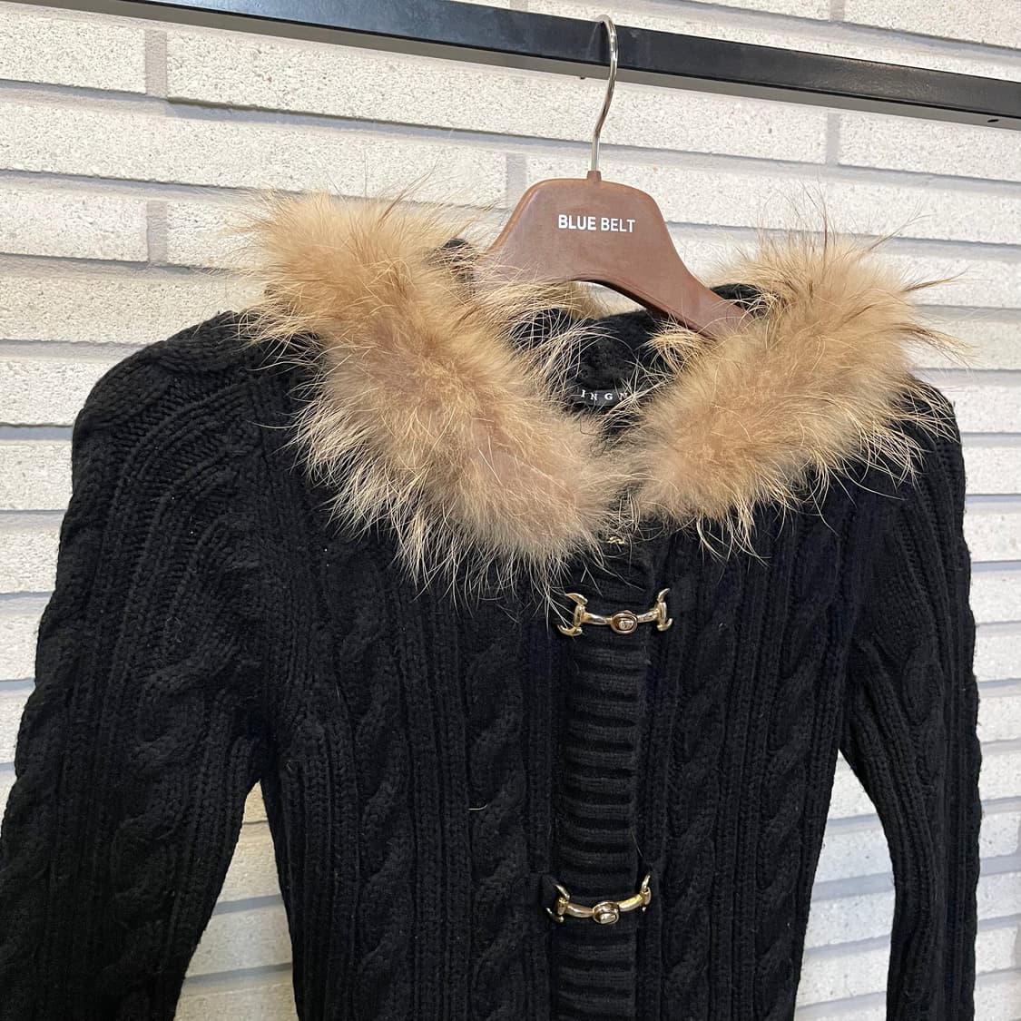 JPN VINTAGE 꽈배기 니트 롱 가디건 벨트 퍼 후드 디테일 블랙 상품이미지4