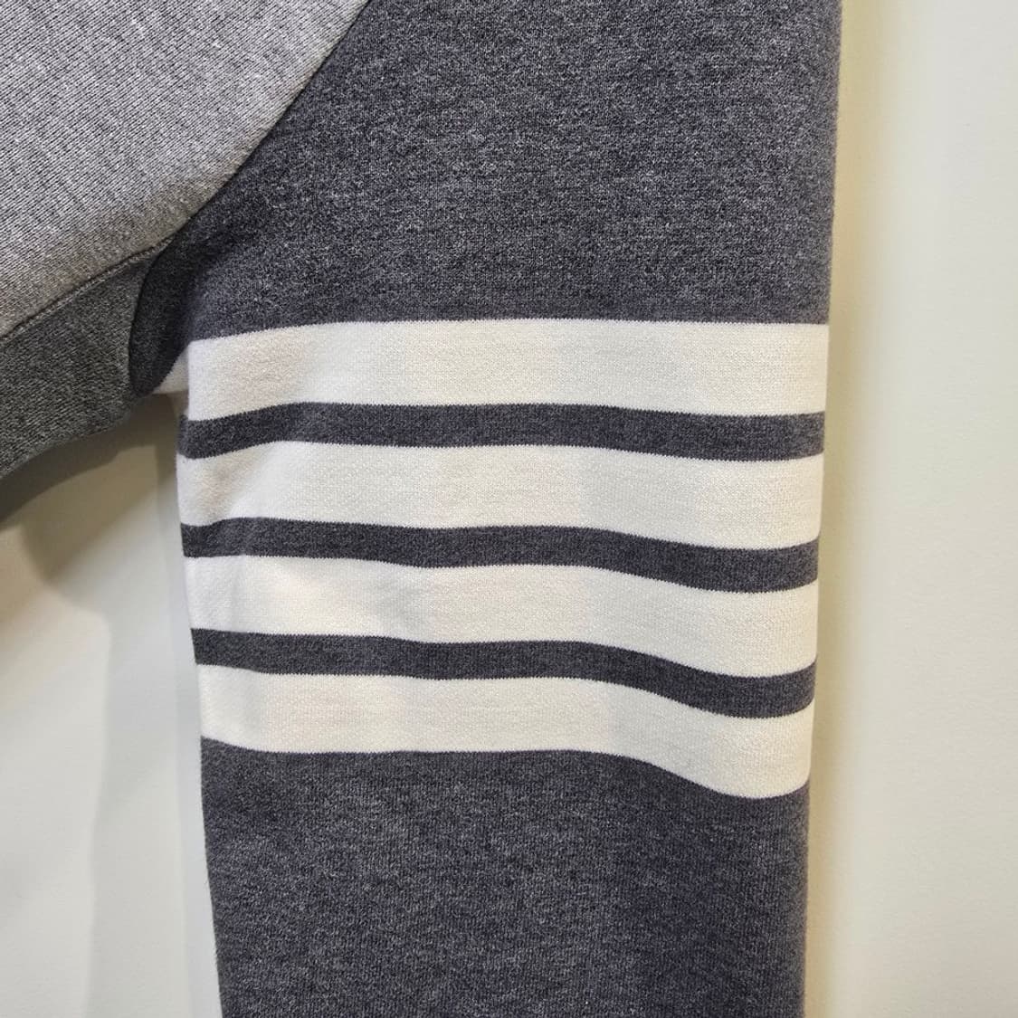 [중고/정품] 톰브라운 펀믹스 사선 완장 후드티 상품이미지3