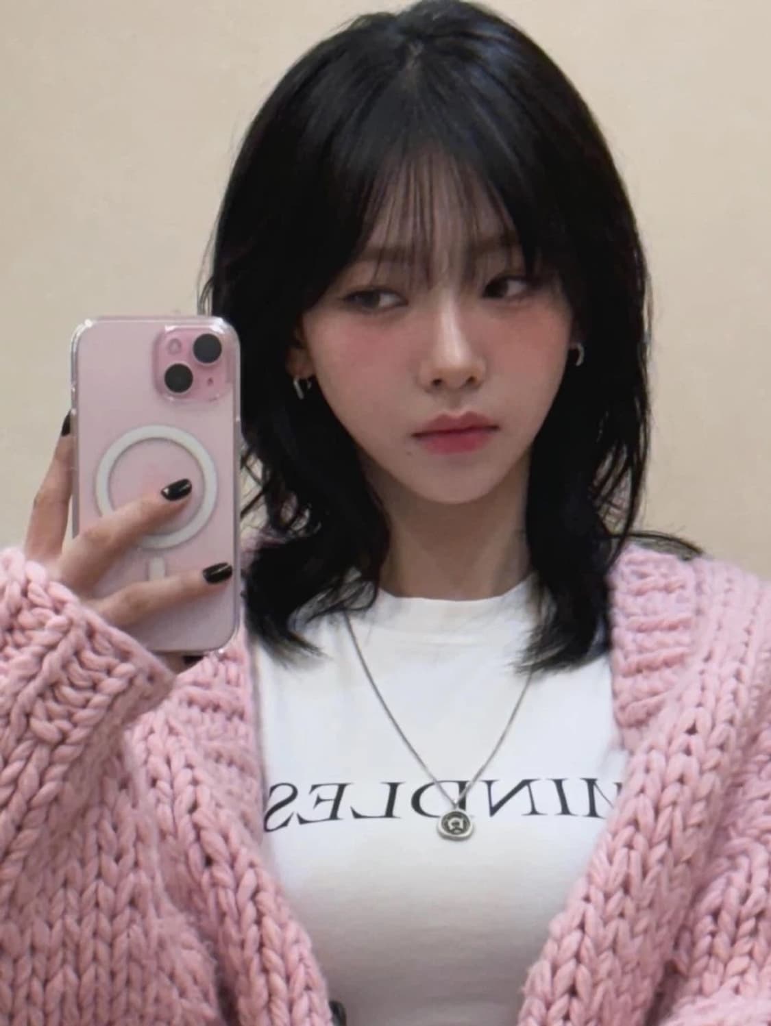 써저리 우먼 마인드리스 슬림 롱슬리브 차콜 M 에스파 카리나 착용 상품이미지3