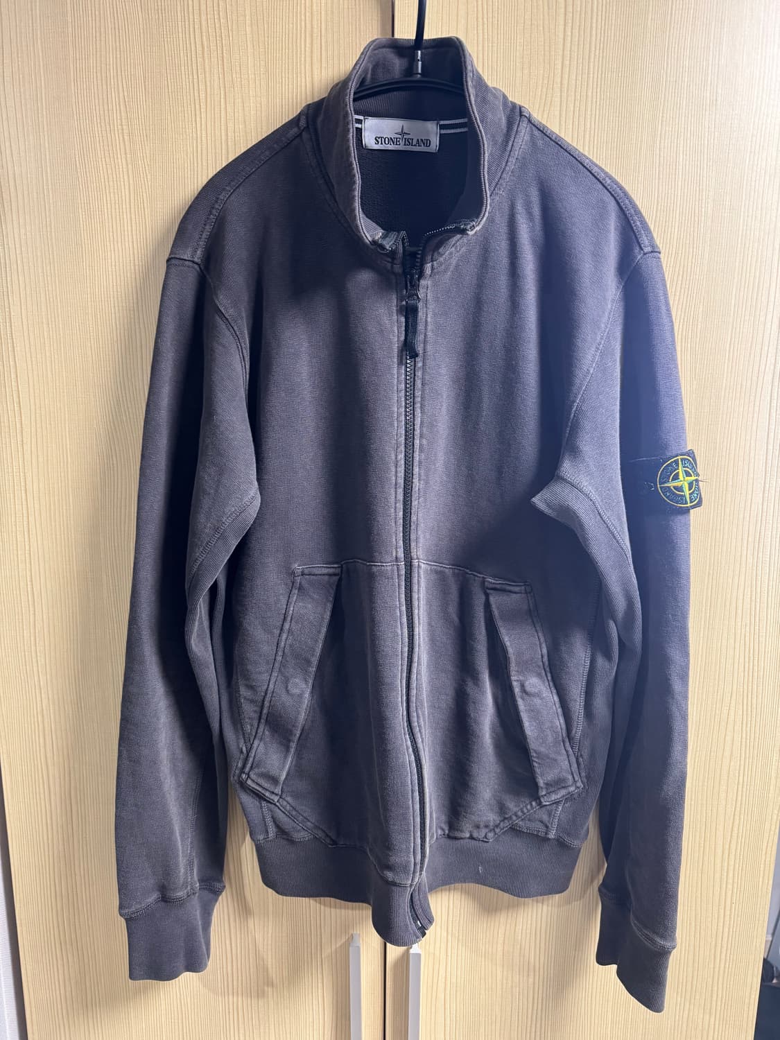 [L] 스톤아일랜드 레귤러 핏 워싱 집업 자켓 차콜 상품이미지1