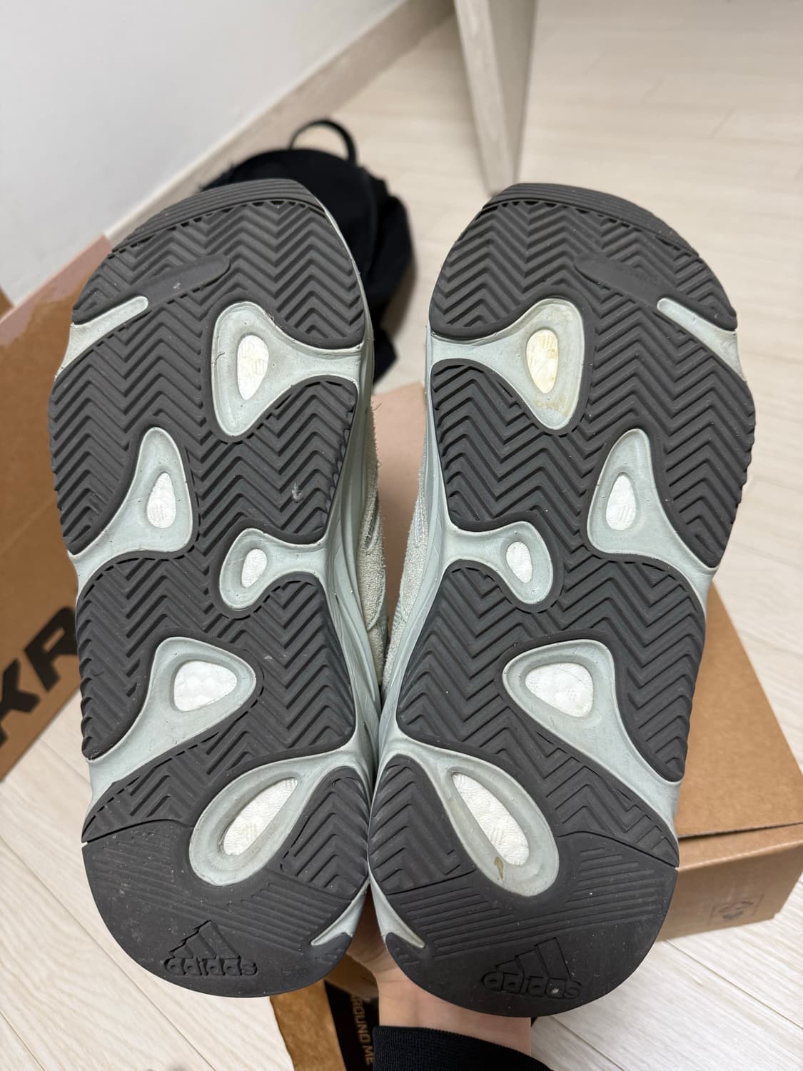 이지 부스트 700 솔트 상품이미지3