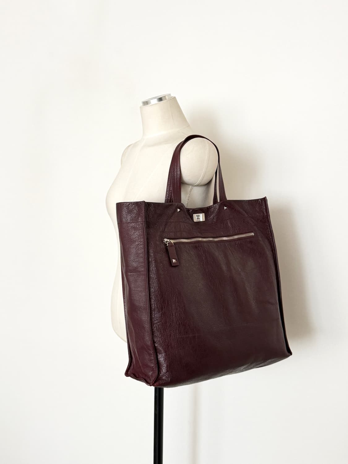 발렌티노 락스터드 턴 락 램스킨 쇼퍼백 상품이미지3