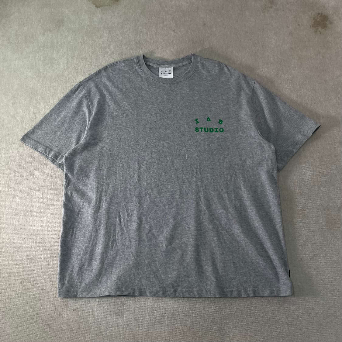 110 아이앱스튜디오 22FW 그레이 그린 반팔 티셔츠 상품이미지2