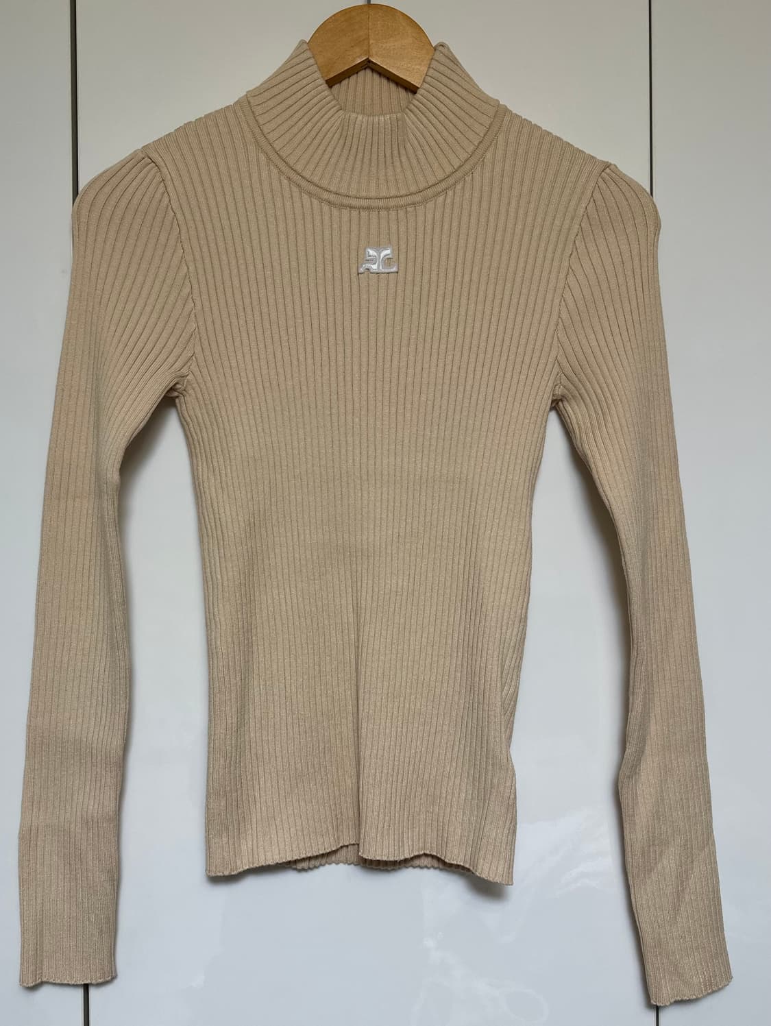 꾸레쥬 리에디션 풀오버 터틀넥 여성 골지 니트 블랙 상품이미지1