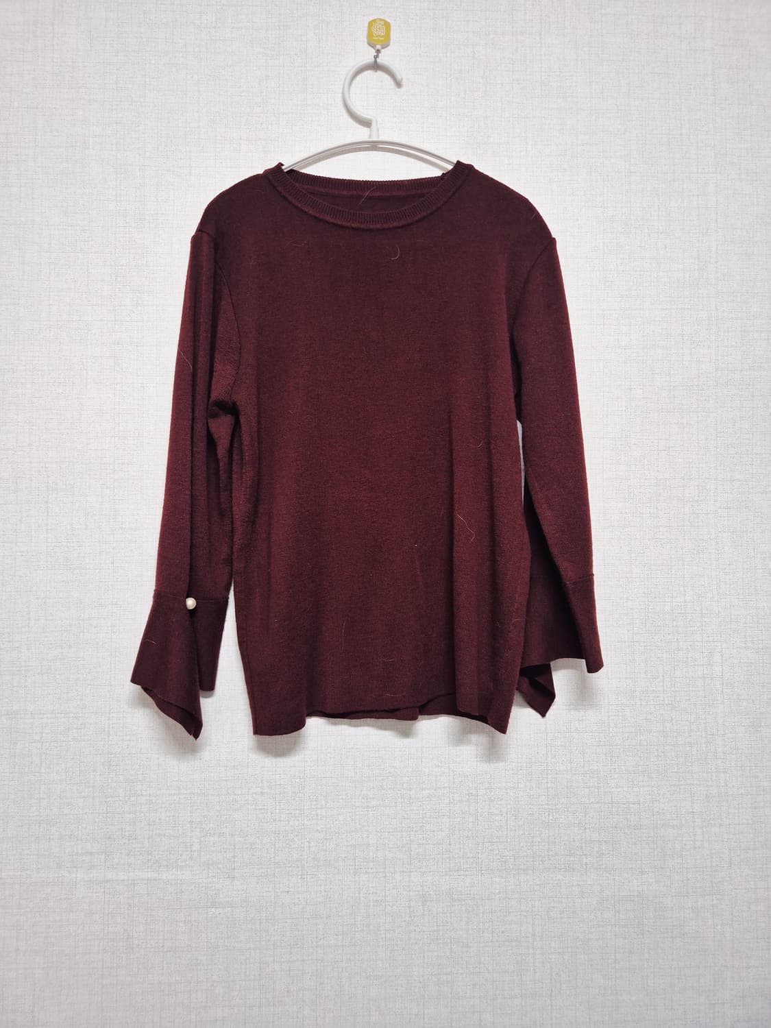 와인색 진주 포인트 소매 니트 상품이미지1