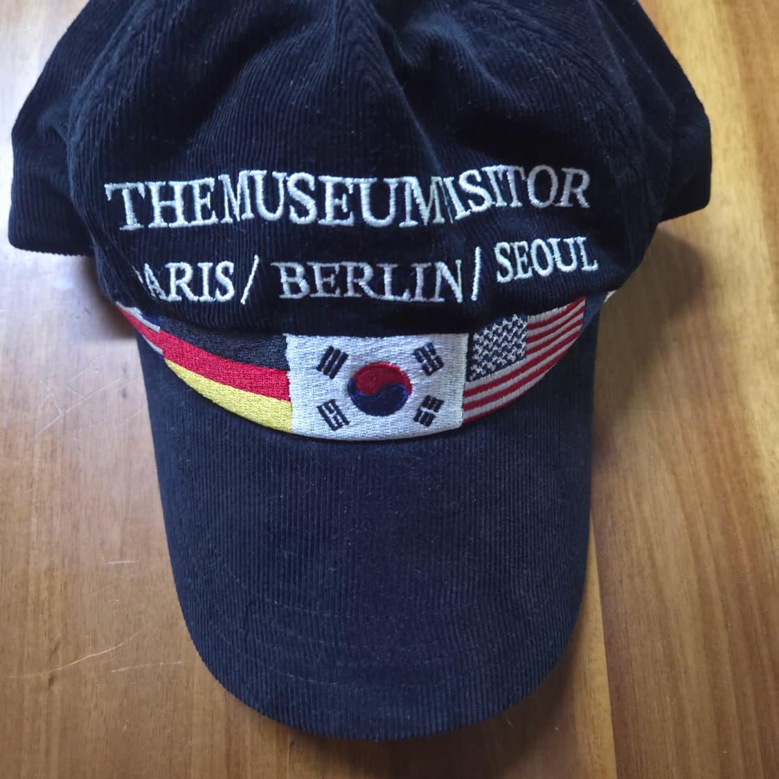 더뮤지엄비지터 플래그 스티치드 코듀로이 볼캡 블랙 상품이미지2