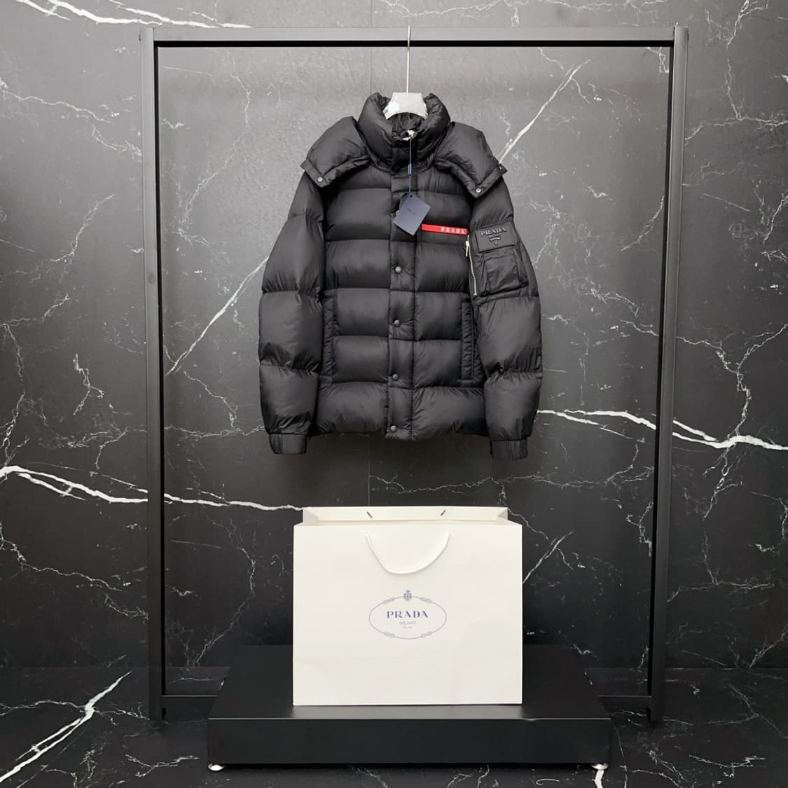프라다 가을 겨울 신상 클래식 레드 로고 두 가지 착용법 다용도 후드 상품이미지10