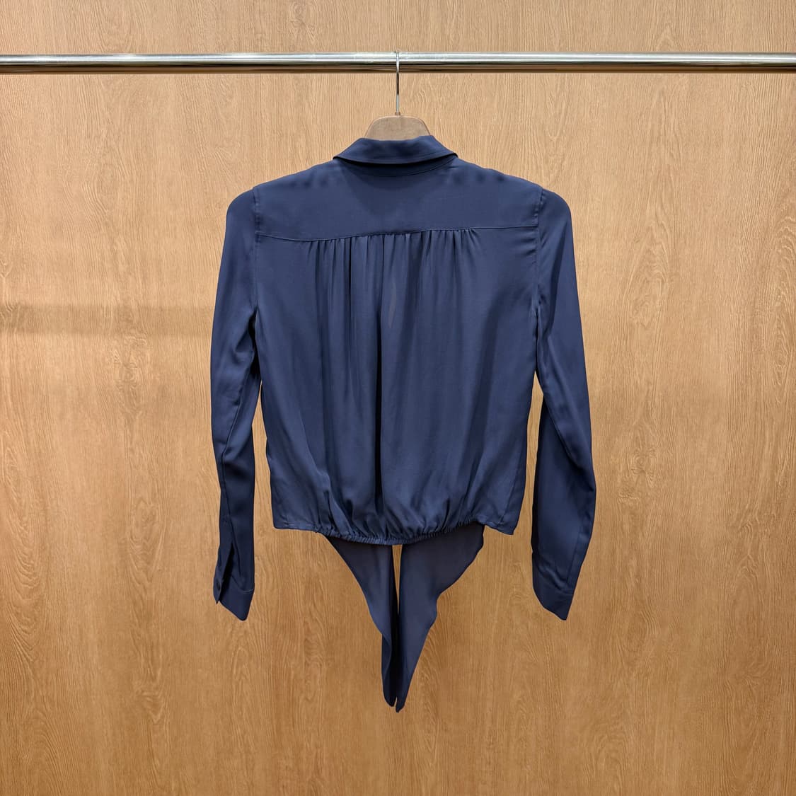 띠어리 실크 셔츠 블라우스 언발란스 타이 디테일 슬림핏 네이비 상품이미지3