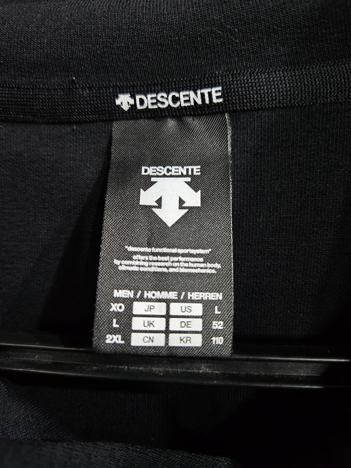 데상트 자수 블랙 남성 105~110 포켓 후드티  상품이미지3