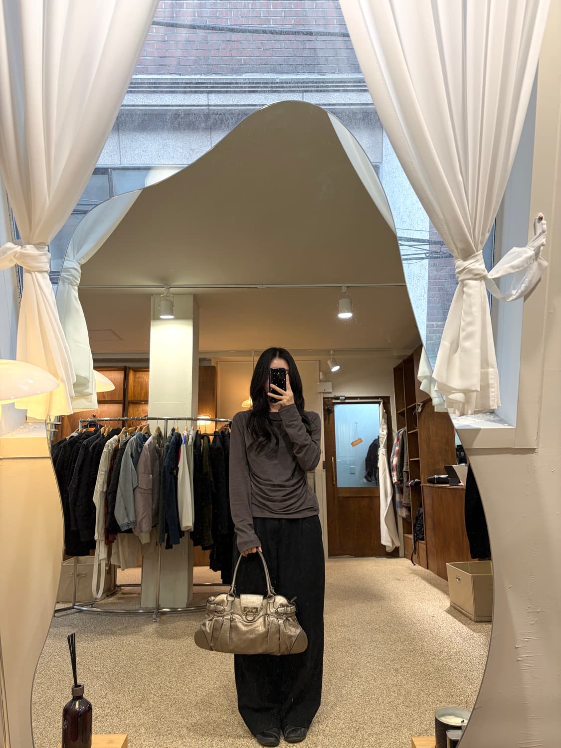 페라가모 간치니 메탈릭 실버 숄더백 상품이미지2