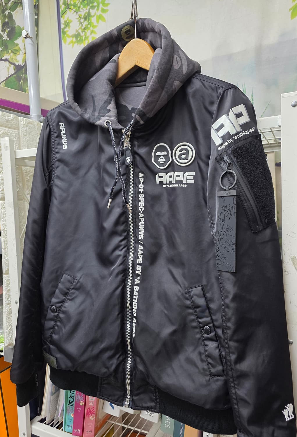 에이프 리버시블 후드집업자켓 
한쪽은 블랙 MA-1 항공점퍼
반대쪽은 그 상품이미지3