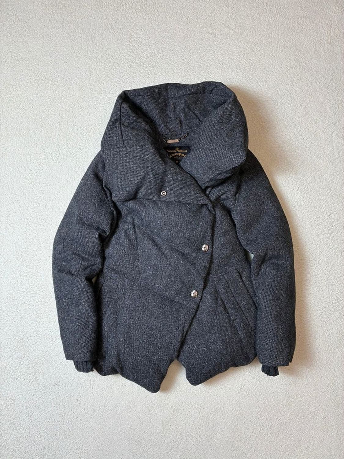 비비안웨스트우드 10's 앵글로매니아 사선 하이넥 패딩 PN7146 상품이미지1