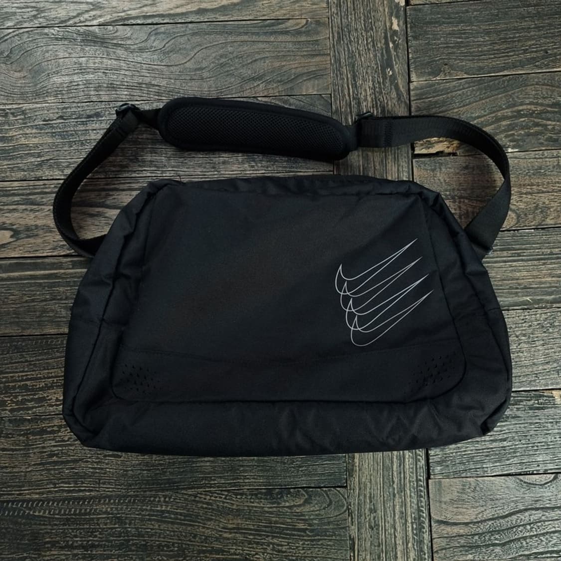 [나이키] 멀티 스우시 숄더백 블랙 M18970 상품이미지2