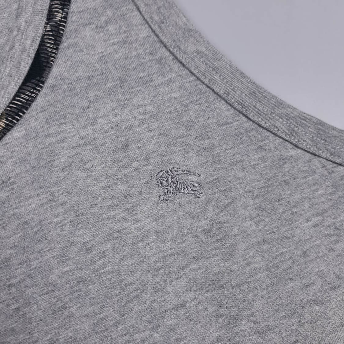 버버리 블랙라벨 그레이 자수로고 슬리브리스 나시 MAD 상품이미지3