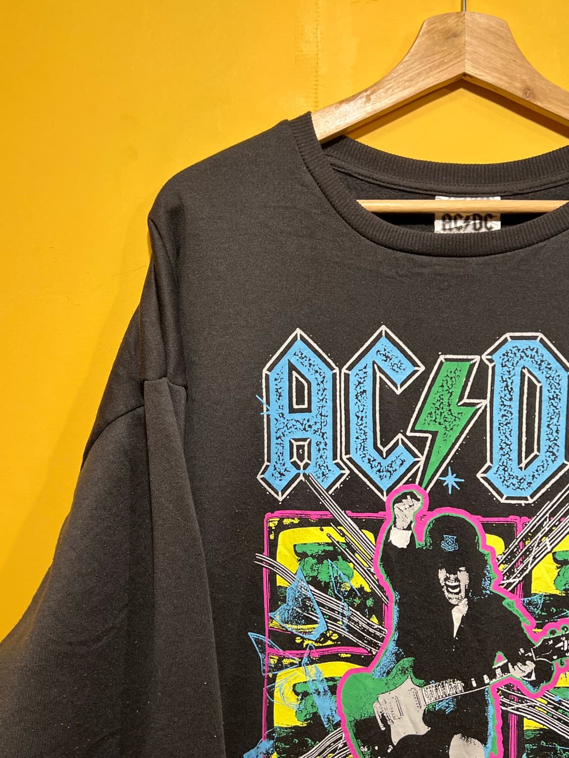 AC/DC 블로우업유어비디오 맨투맨 블랙 상품이미지4