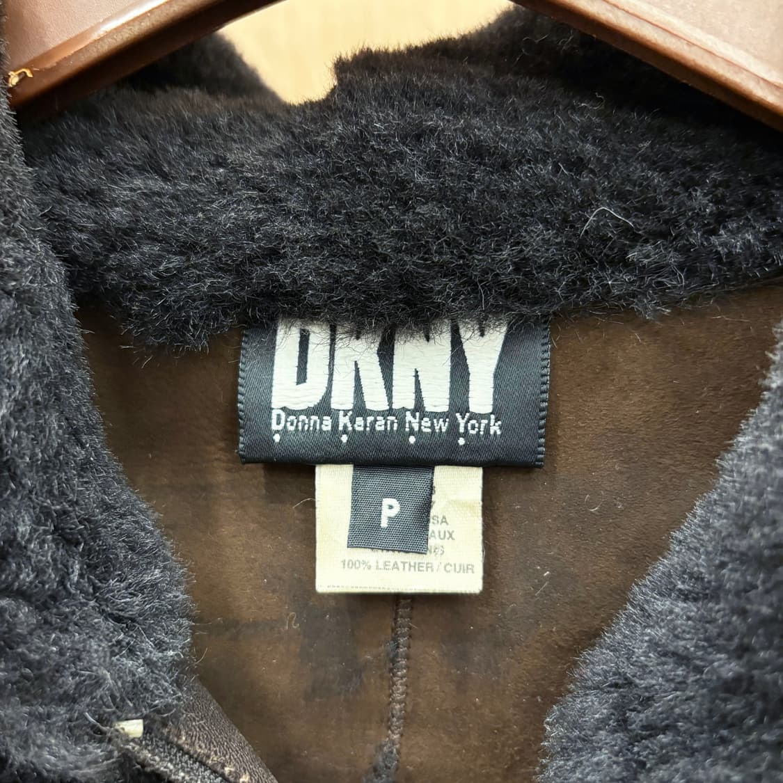 도나카란 뉴욕 후드 무스탕 양털 자켓 허리 스트랩 지퍼 포켓 디테일 블랙 상품이미지7