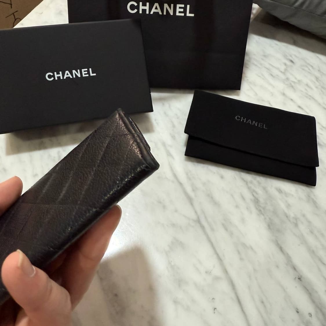 샤넬 똑딱이 클래식 그레인드 카프스킨 실버 메탈 플랩 카드지갑 블랙 상품이미지2