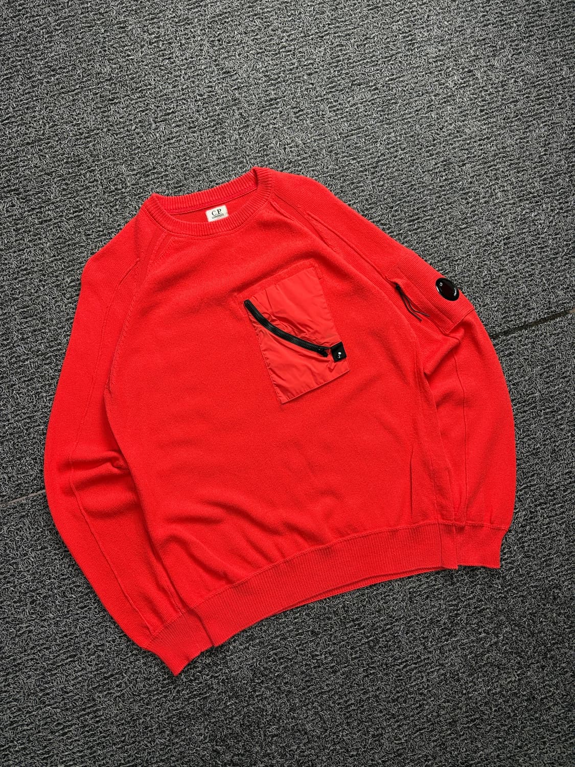 CP컴퍼니 11주년 렌즈 와펜 니트 레드 2028 상품이미지1