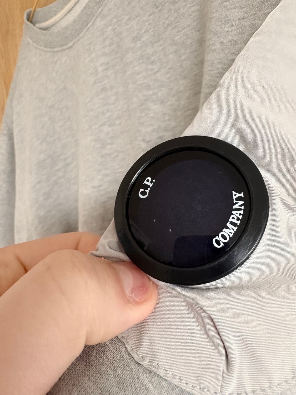 CP컴퍼니 렌즈 와펜 맨투맨 105 그레이 상품이미지2