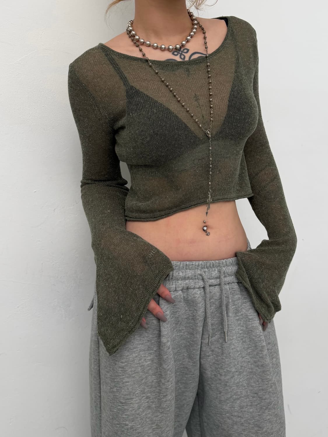 카키 시스루 크롭 긴팔티  상품이미지1