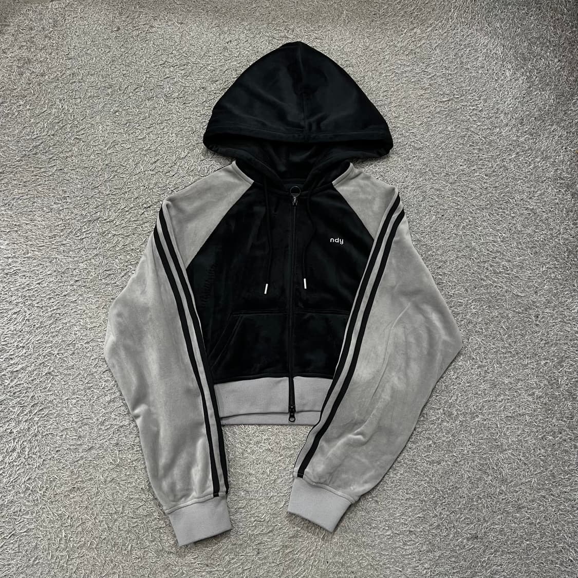 [우먼95] 널디 크롭 벨벳 후드집업 상품이미지2