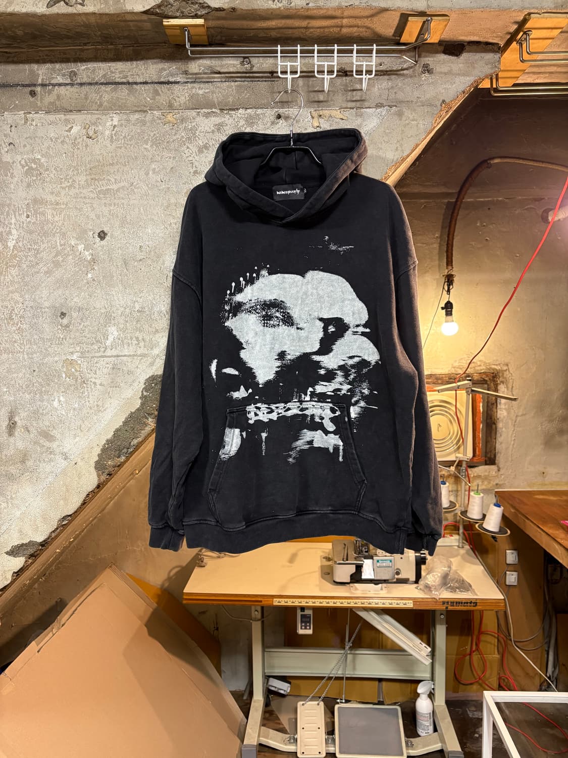 Nine path 블랙 후드티 상품이미지1